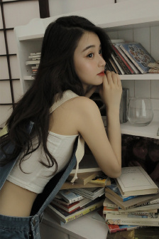 两女一杯